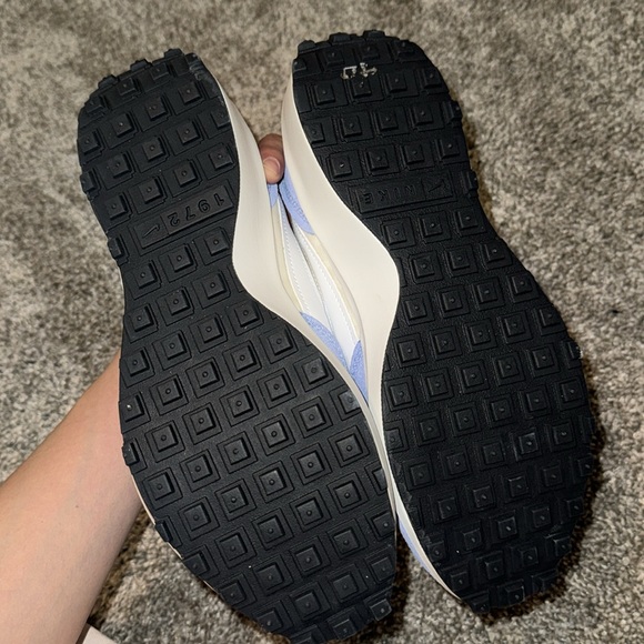 WOMEN'S NIKE WAFFLE DEBUT SNEAKERS - Picture 6 of 10